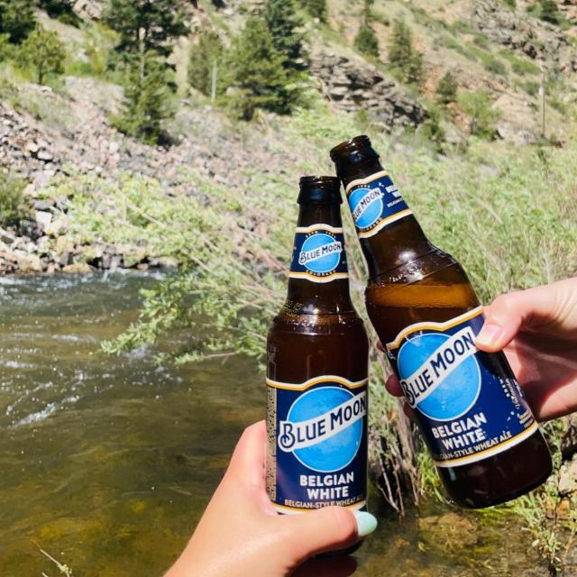 Cheers to Summer Beers! 😍🍻☀️ 
•
•
•
📷 @lindsayaittama #summersolstice #bluemoonbeer #summertimevibes #coloradoliving #denverbeer #brewerylife #coloradosummer #cheers #happysummer